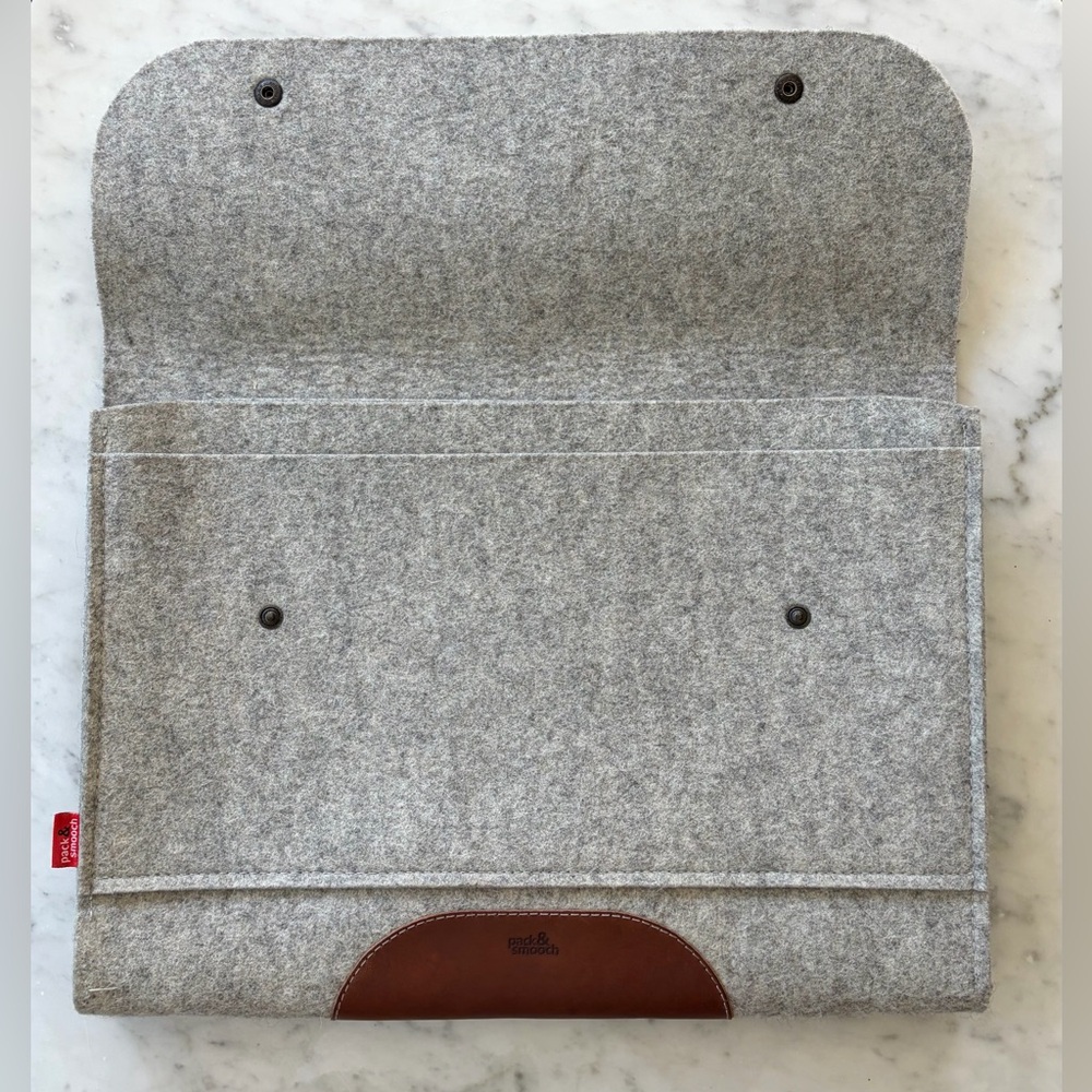 Pack &Smooch Felted Wool and Leather Laptop Sleeve, grey, int. pockets,snap, EUC - Picture 7 of 10